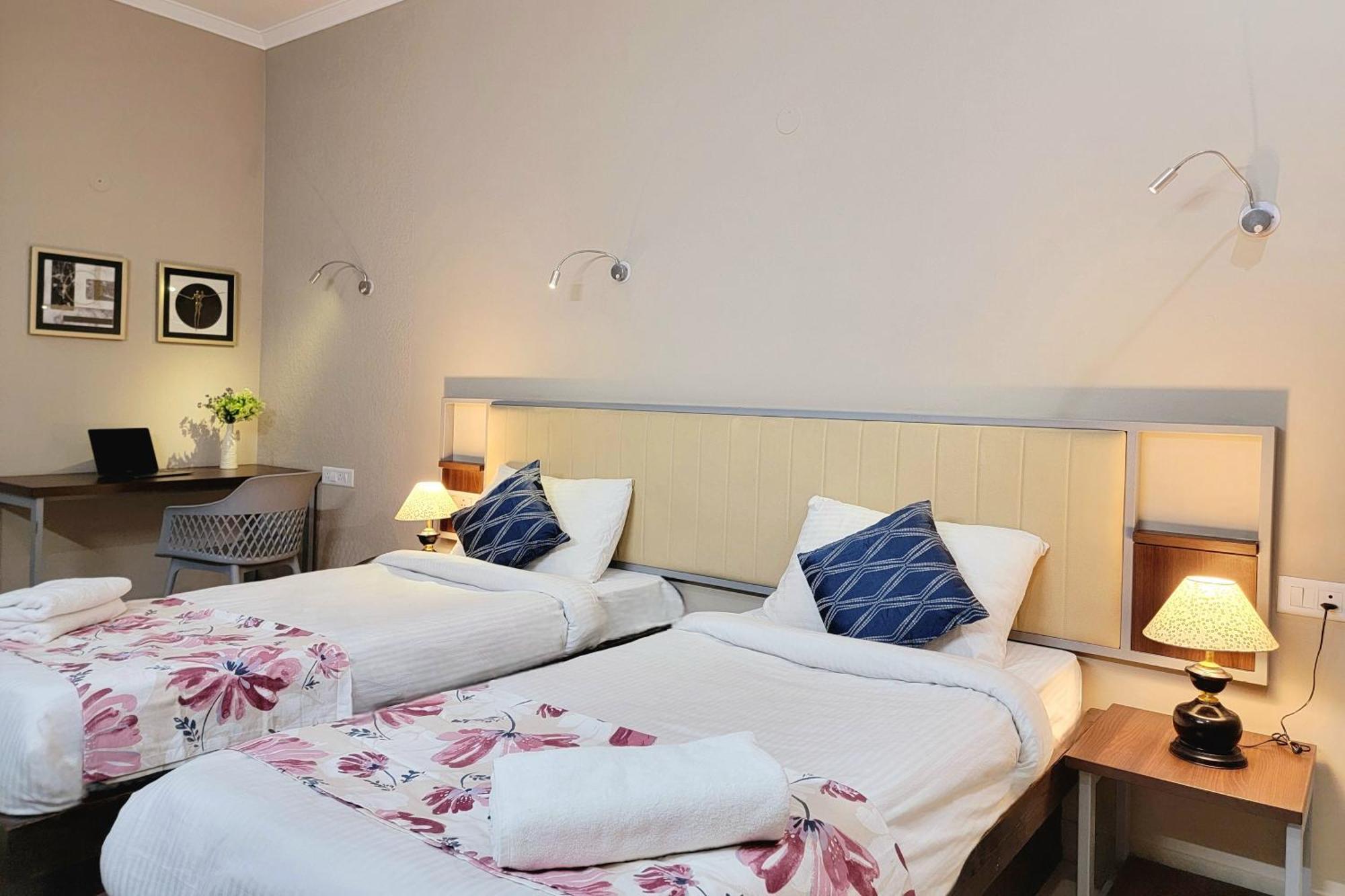 Vamsor Heights 1047 Hotel Гургаон Екстериор снимка