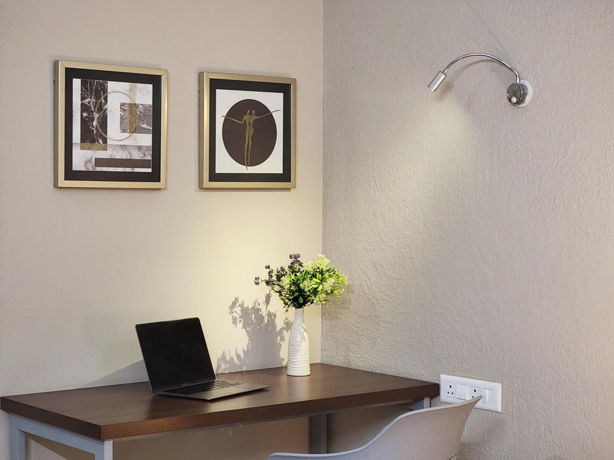 Vamsor Heights 1047 Hotel Гургаон Екстериор снимка