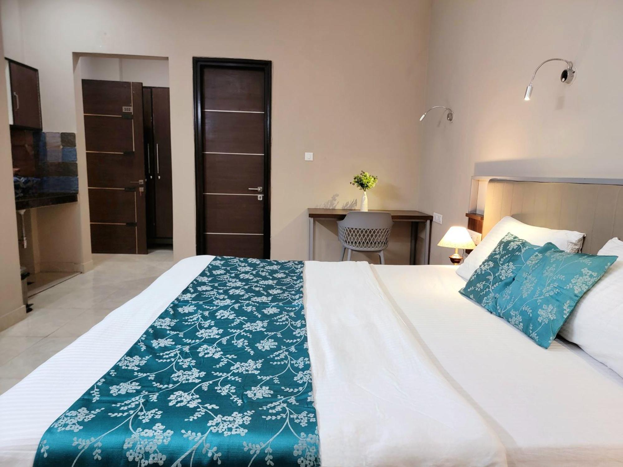 Vamsor Heights 1047 Hotel Гургаон Екстериор снимка