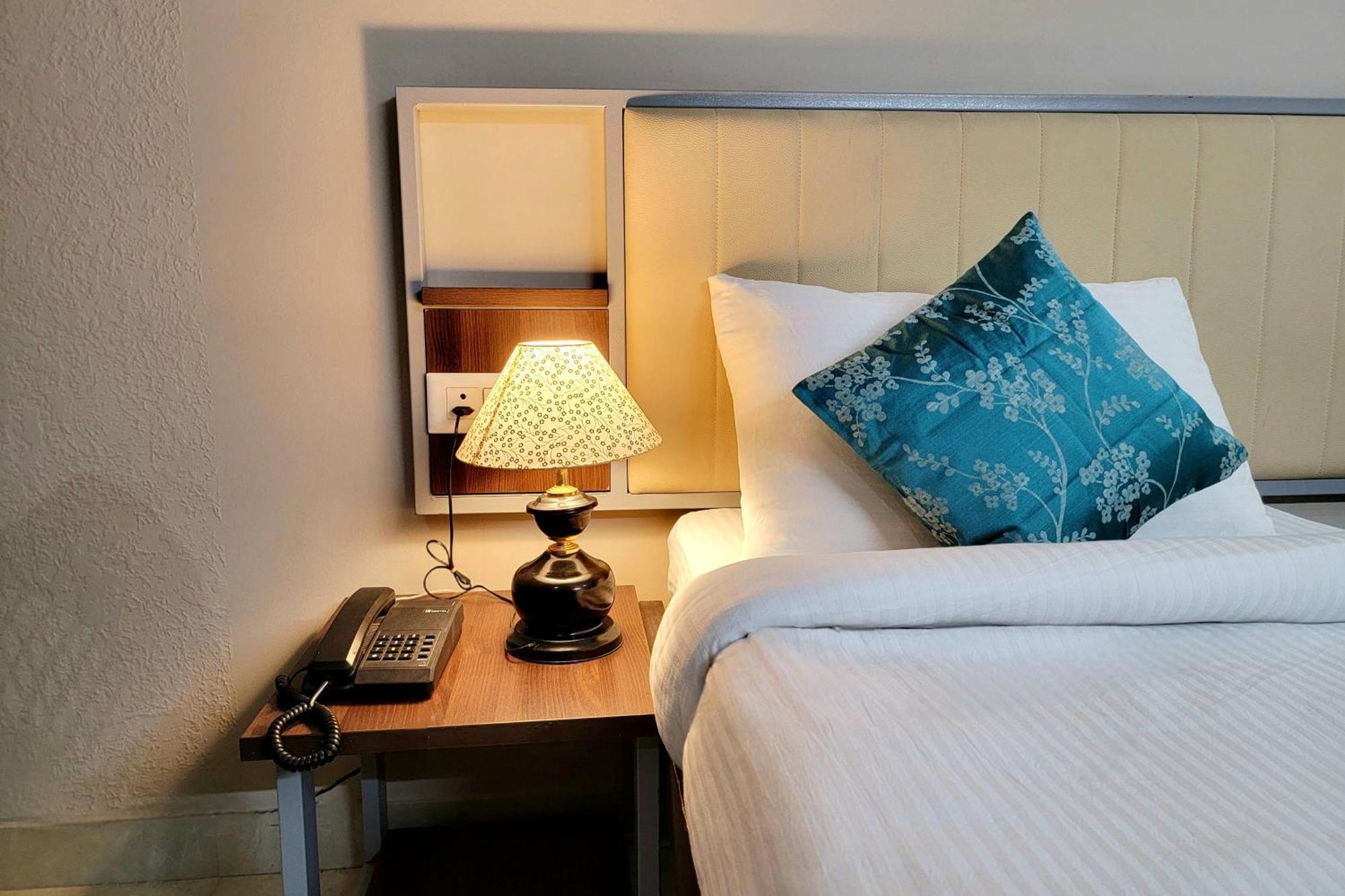 Vamsor Heights 1047 Hotel Гургаон Екстериор снимка