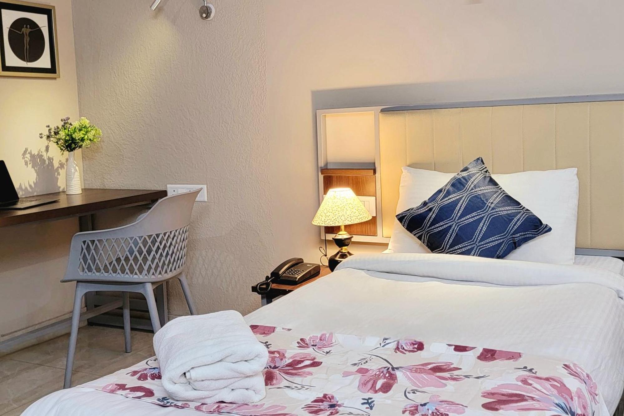 Vamsor Heights 1047 Hotel Гургаон Екстериор снимка